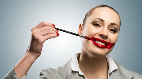 Femeie tânără cu gură roșie vie — Fotografie, imagine de stoc