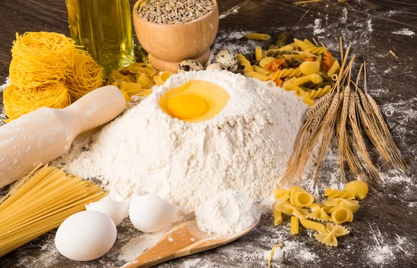 Harina, huevos, bodegón de trigo — Foto de Stock