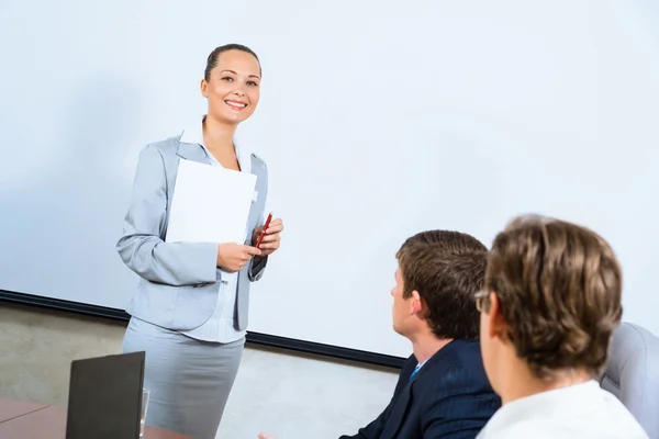 Diskutiert Geschäftsfrau mit Kollegen — Stockfoto