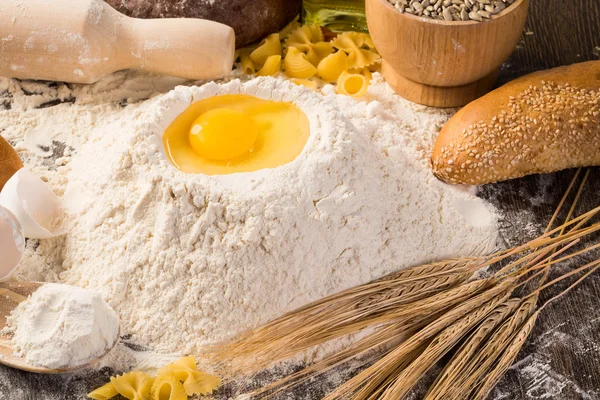 Harina, huevos, bodegón de trigo — Foto de Stock