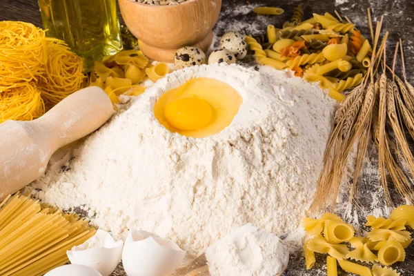 Mjöl, ägg, vete stilleben — Stockfoto