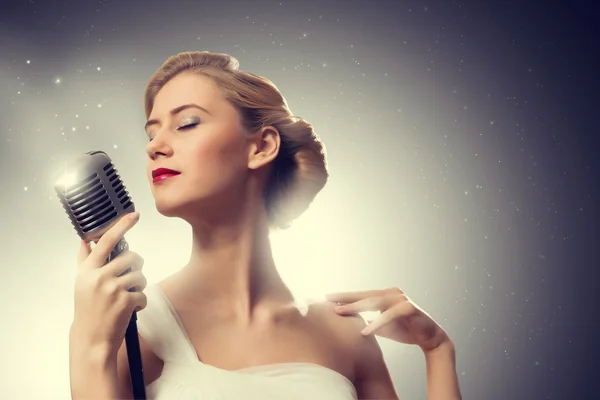 Attraktiva kvinnliga sångare med mikrofon — Stockfoto