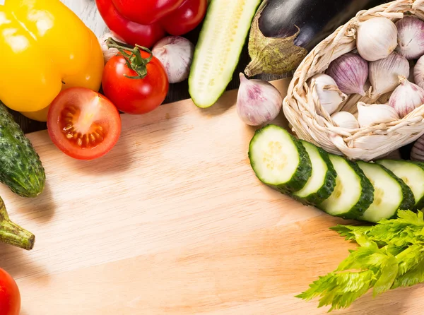 Verduras en el tablero de la cocina — Foto de Stock