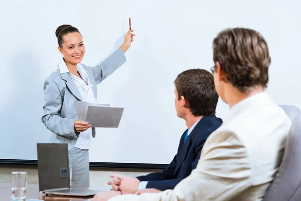Business woman showing a presentation — Stock Photo, Image