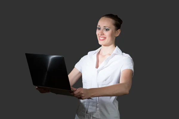 Mulher de negócios segurando um laptop — Fotografia de Stock