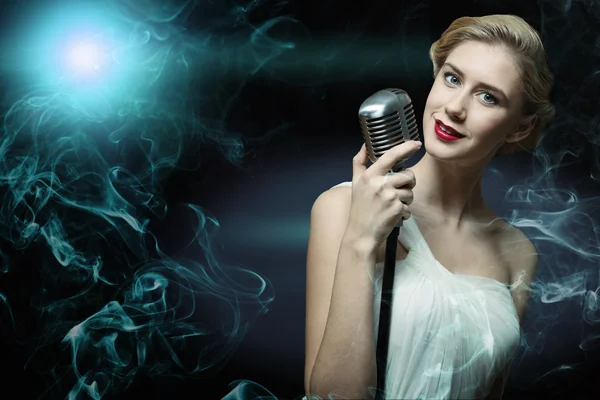 Jolie chanteuse avec microphone — Photo