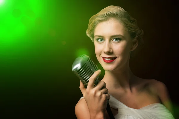 Jolie chanteuse avec microphone — Photo