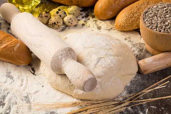Борошно, яйця, білий хліб, пшеничні вуха — стокове фото