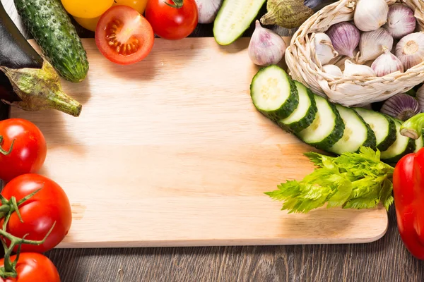 Légumes sur la planche de cuisine — Photo