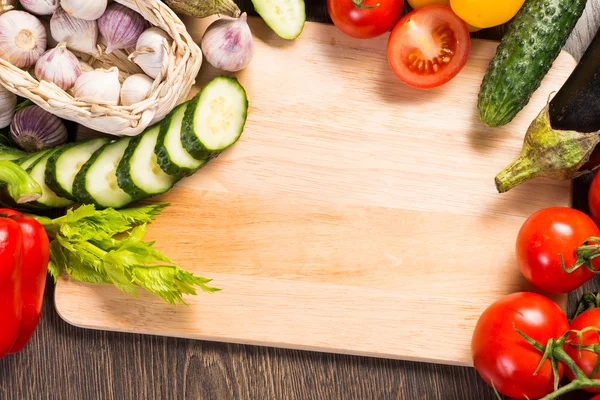 Verduras en el tablero de la cocina — Foto de Stock