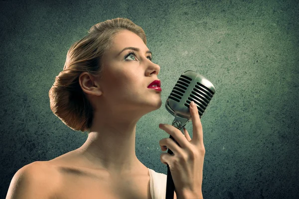 Jolie chanteuse avec microphone — Photo