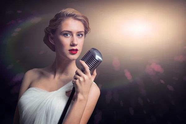 Cantor feminino atraente com microfone — Fotografia de Stock