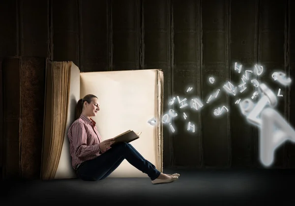 Mujer joven leyendo un libro —  Fotos de Stock