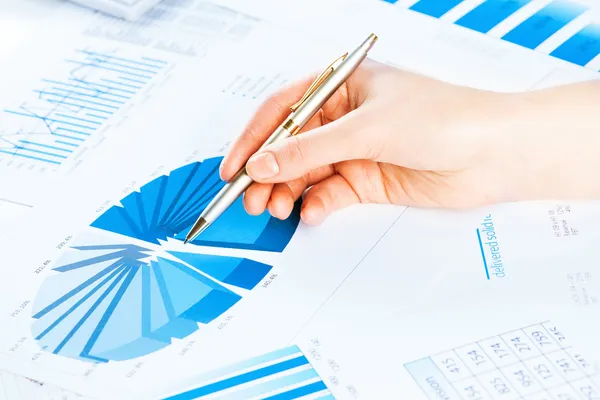 Female hand pointing to the financial growth chart — Stock Photo, Image