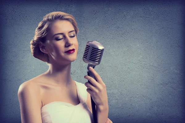 Cantante femminile attraente con microfono — Foto Stock