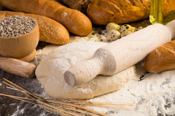 Farinha, ovos, pão branco, espigas de trigo — Fotografia de Stock