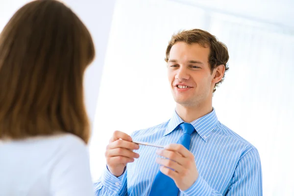 Jovem empresário fazendo entrevistas — Fotografia de Stock