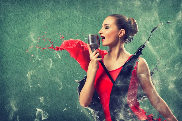 Jolie chanteuse avec microphone — Photo