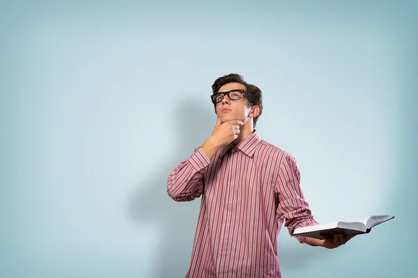 Joven científico sosteniendo un libro — Foto de Stock