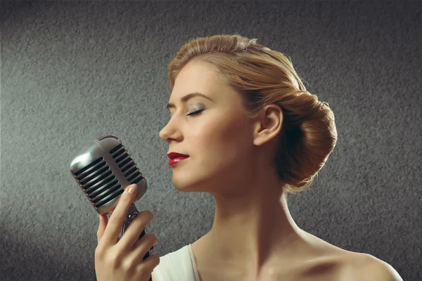 Attraktive Sängerin mit Mikrofon — Stockfoto
