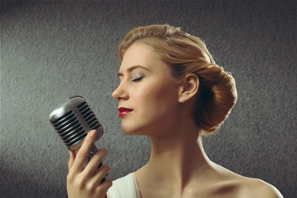 Cantante femminile attraente con microfono — Foto Stock