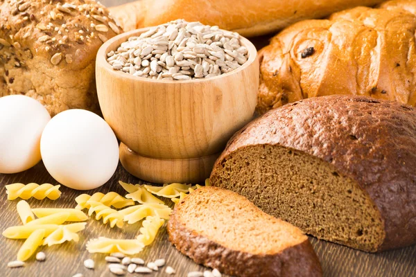Pan fresco, huevos, pasta y granos —  Fotos de Stock