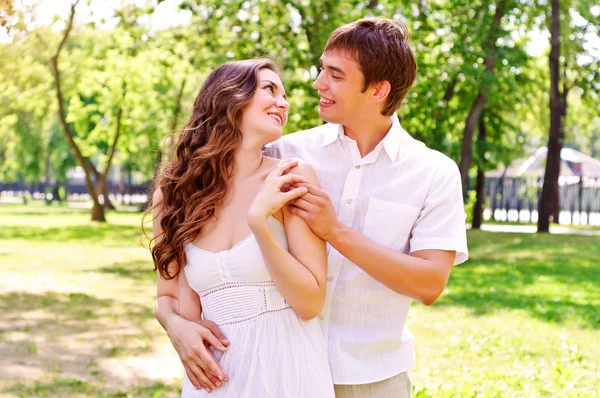 Couple in the park — Stock Photo, Image