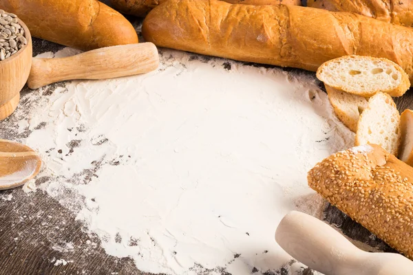 Αλεύρι και άσπρο ψωμί — Φωτογραφία Αρχείου