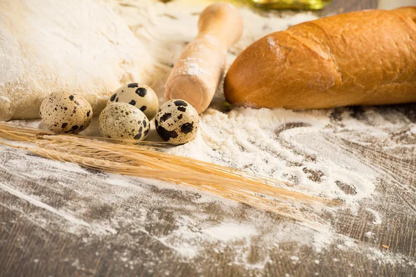 Farinha, ovos, pão branco, espigas de trigo — Fotografia de Stock