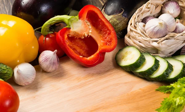 Zelenina na kuchyňské desce — Stock fotografie