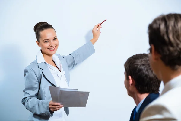 Business woman showing a presentation — Stock Photo, Image