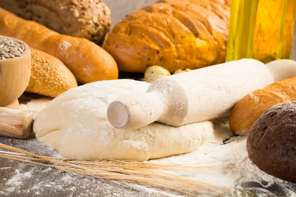 Farinha, ovos, pão branco, espigas de trigo — Fotografia de Stock