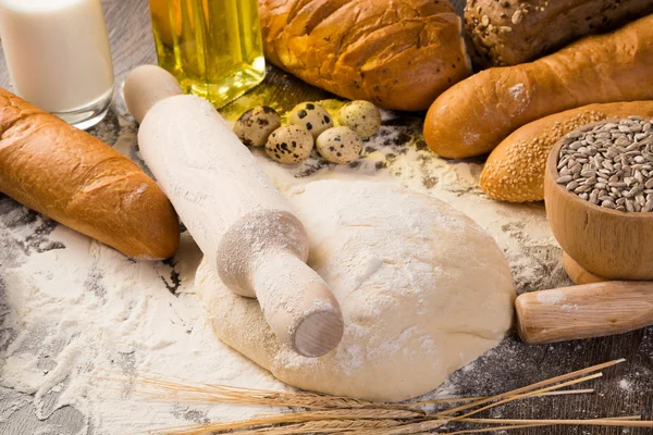Мука, яйца, белый хлеб, колосья пшеницы — стоковое фото