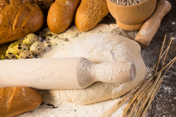 Αλεύρι, αυγά, το άσπρο ψωμί, σιτάρι αυτιά — Φωτογραφία Αρχείου
