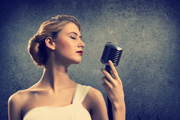 Jolie chanteuse avec microphone — Photo