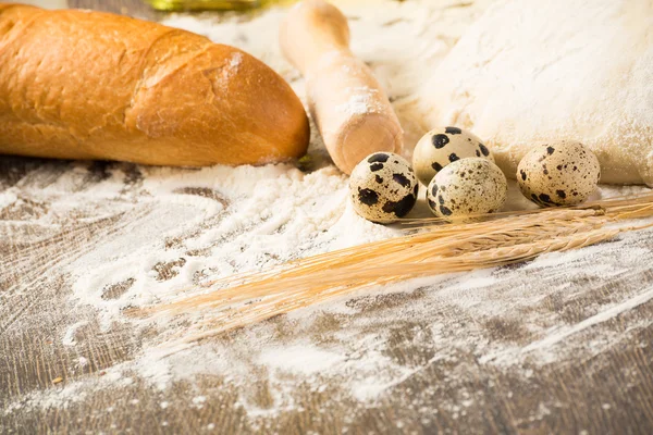 Борошно, яйця, білий хліб, пшеничні вуха — стокове фото