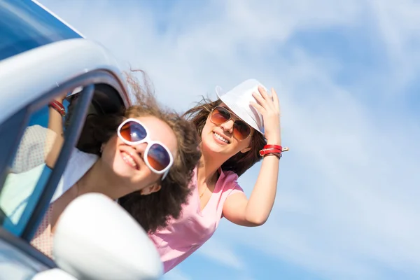 Jeune femme attrayante dans les lunettes de soleil — Photo