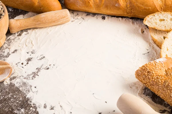 Farinha e pão branco — Fotografia de Stock