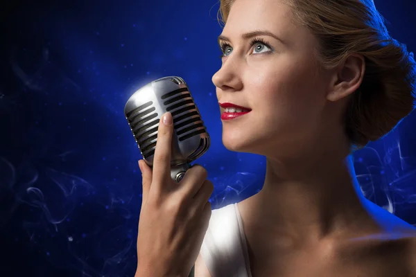 Jolie chanteuse avec microphone — Photo