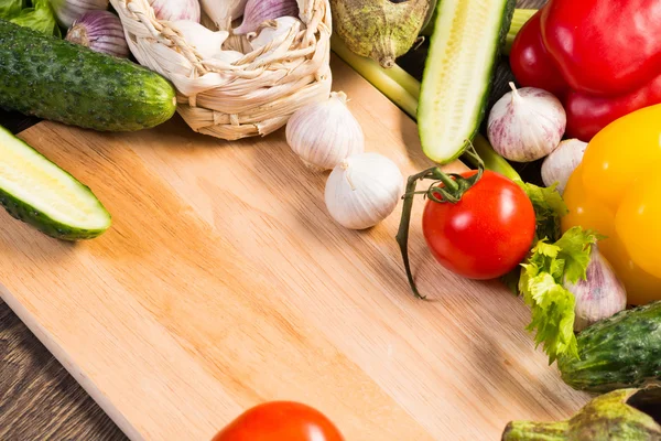 Grönsaker i kök-styrelsen — Stockfoto