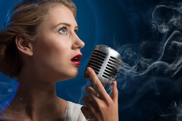 Привлекательная певица с микрофоном — стоковое фото