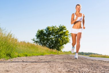 yolda çalışan genç atletik kadın