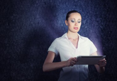 bir tablet tutan genç çekici kadın