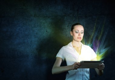bir tablet tutan genç çekici kadın