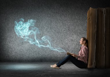 Kitap okuyan genç bir kadın.