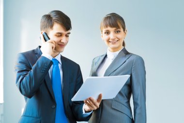raporları tartışan iki iş ortakları