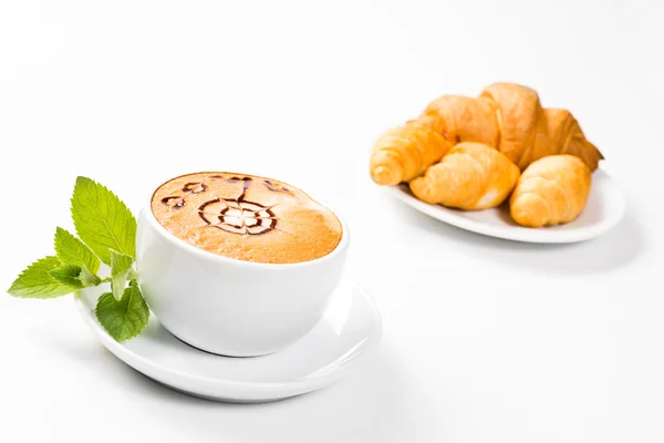 Stor kopp kaffe och croissanter på en tallrik — Stockfoto