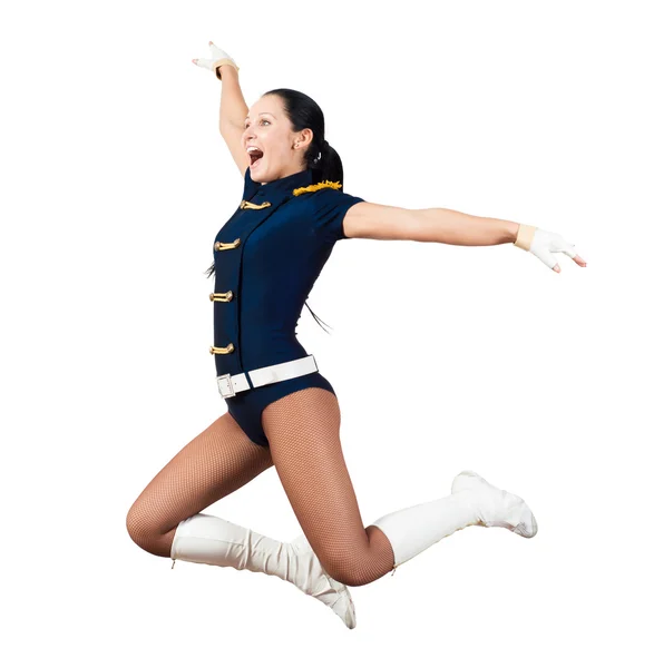 Спортивная молодая женщина прыгает — стоковое фото