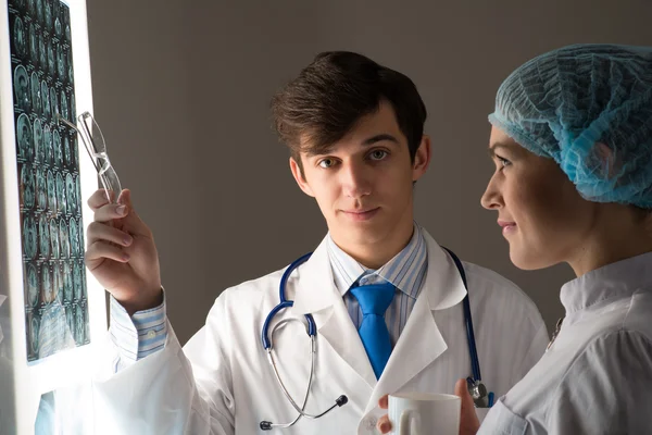 Colegas médicos conferir perto da imagem de raios-x — Fotografia de Stock