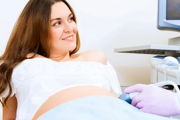 Gravid kvinna på mottagning på läkaren — Stockfoto